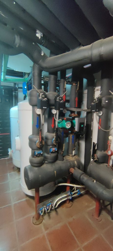 Colector hidráulico y grupos de bombeo de la instalación de climatización mediante aerotermia del Hotel El Castillo de Ponferrada.