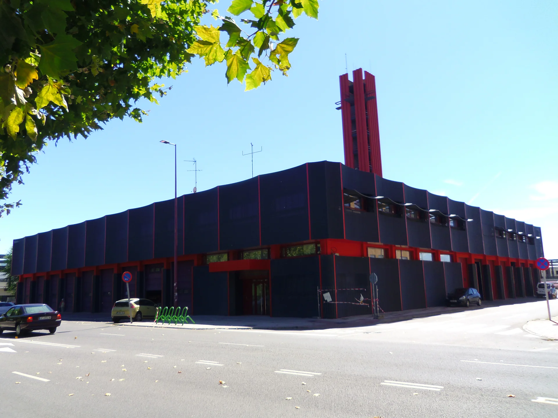 Parque de Bomberos de León rehabilitado mediante aerotermia de alta temperatura para mejorar la eficiencia energética.