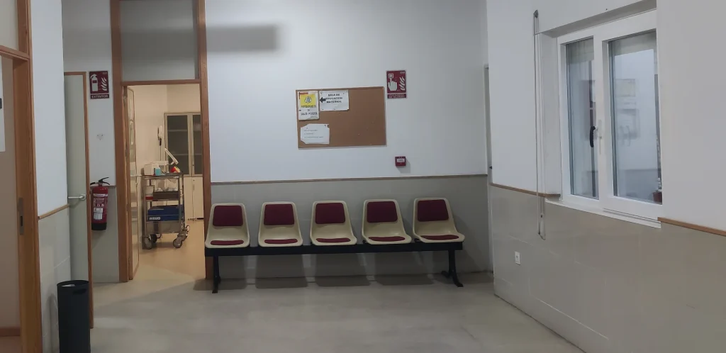 Sala de espera del Centro de Salud de Cacabelos incluida en el proyecto de climatización y eficiencia energética desarrollado por 987 Ingeniería.