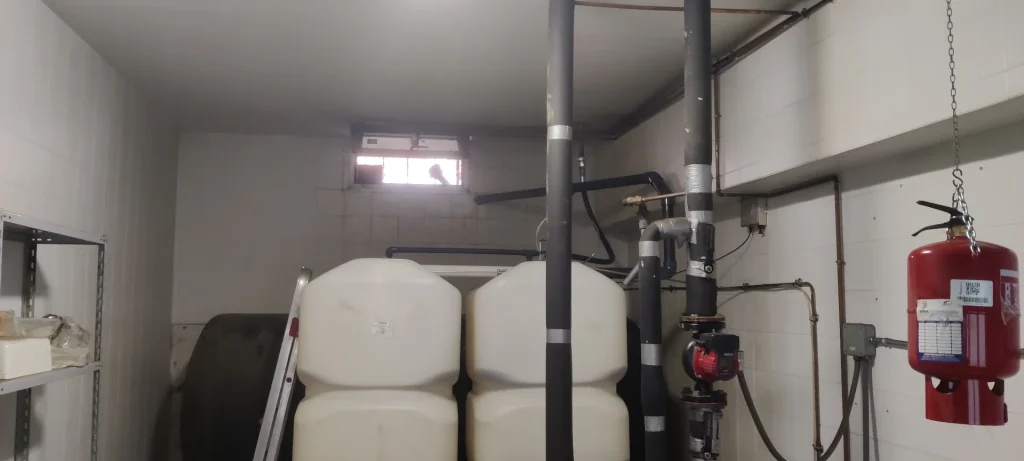 Sala de calderas existente antes de la renovación de la climatización del Centro de Salud de Cacabelos.