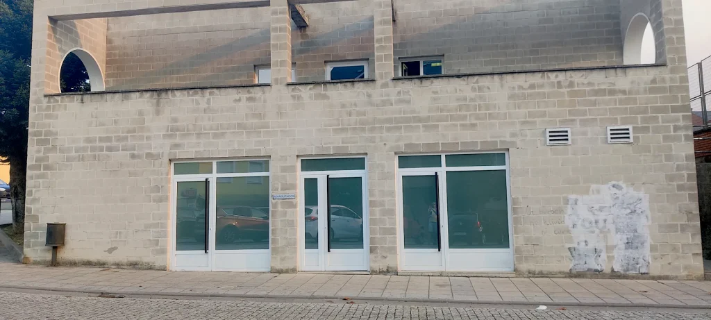 Galería exterior del Centro de Salud de Fabero con elementos arquitectónicos circulares.