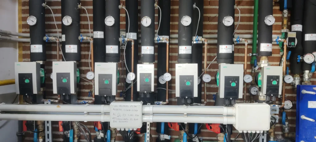 Grupos de bombeo y colectores de la distribución hidráulica de la instalación de climatización del Centro de Salud de Bembibre.