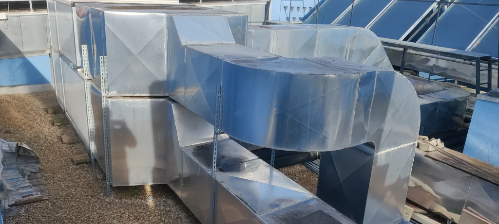 Red de conductos metálicos de ventilación instalada en la cubierta del Centro de Salud de Bembibre.