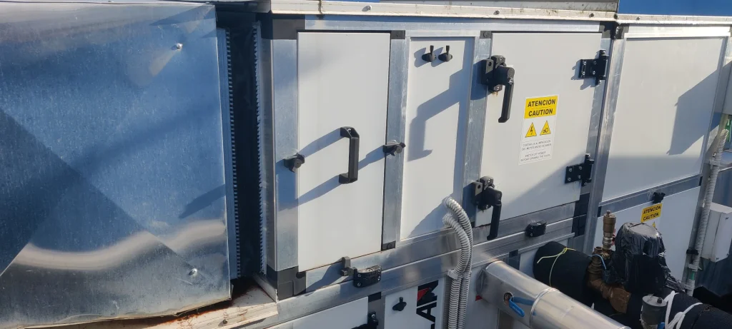 Unidad de tratamiento de aire instalada en la cubierta del Centro de Salud de Bembibre.