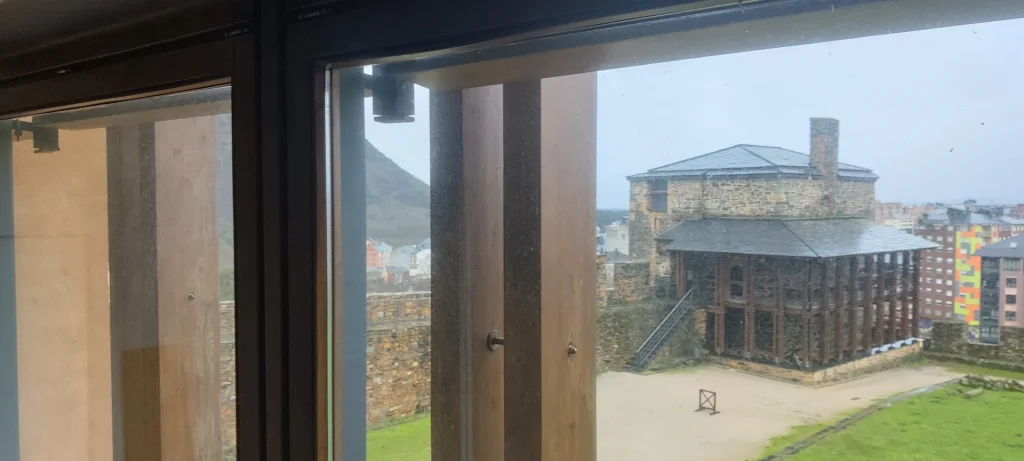 Vista desde el interior del museo hacia el recinto del Castillo Templario de Ponferrada