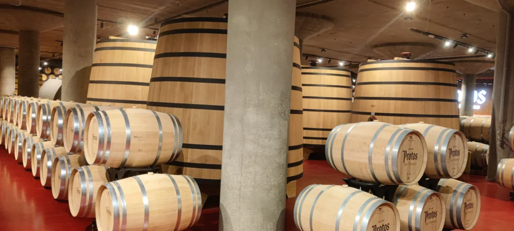 Barricas y depósitos de madera en Bodegas Protos de Peñafiel