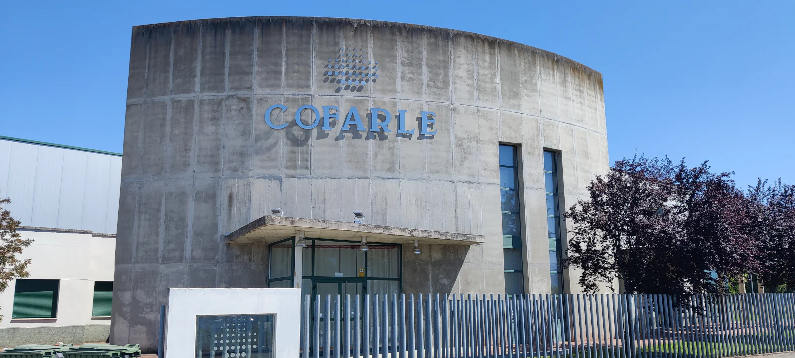 Edificio de COFARLE en Camponaraya donde se ha realizado el proyecto de aerotermia industrial.