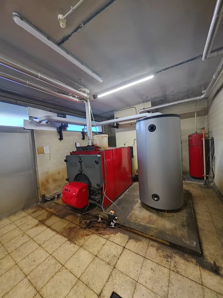 Depósito de inercia instalado durante la reforma de la sala de calderas del centro de formación.
