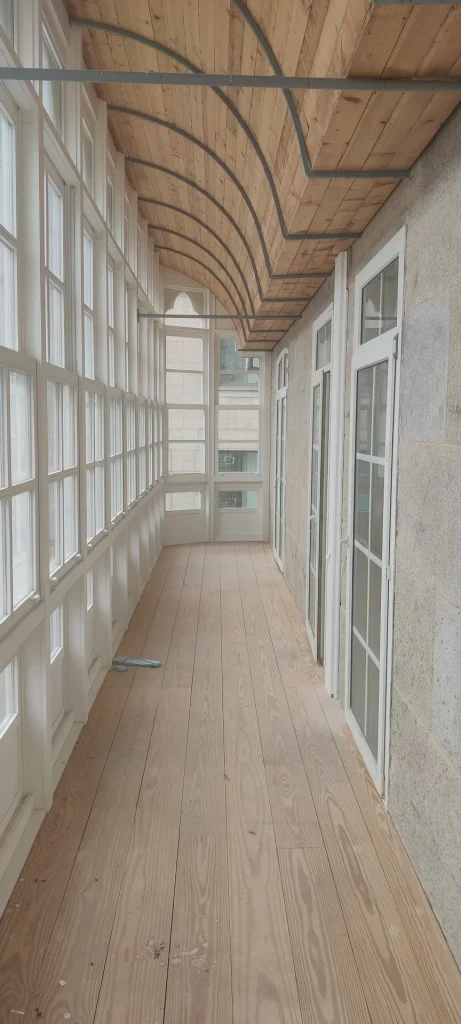 Galería rehabilitada del edificio histórico incluida en el proyecto del hotel en Lugo.