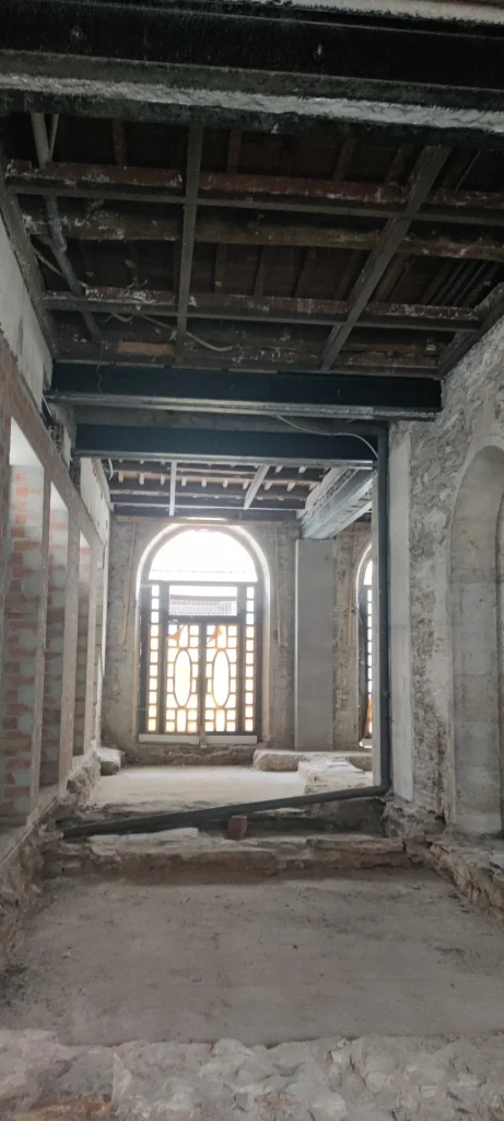 Interior del edificio histórico durante la rehabilitación para hotel en Lugo.