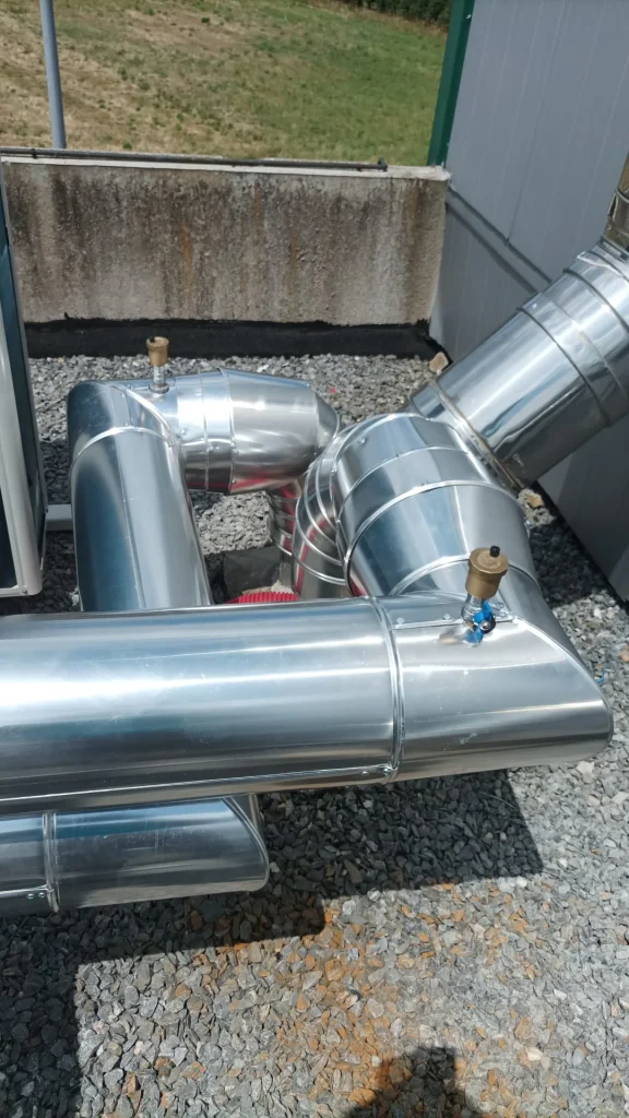Tuberías hidráulicas aisladas de la instalación de aerotermia en la cubierta de COFARLE.