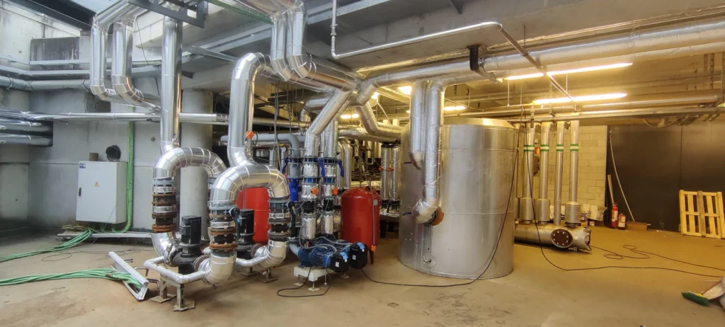 Sala hidráulica para producción de agua caliente industrial en Bodegas Protos