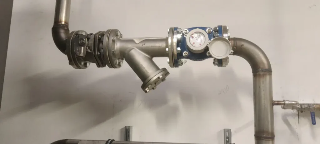 Filtro y contador de agua instalados en el circuito de ACS del hospital