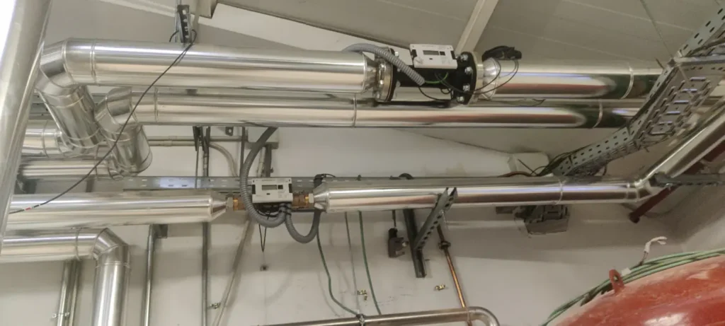 Contadores de energía instalados en el circuito de aerotermia para ACS